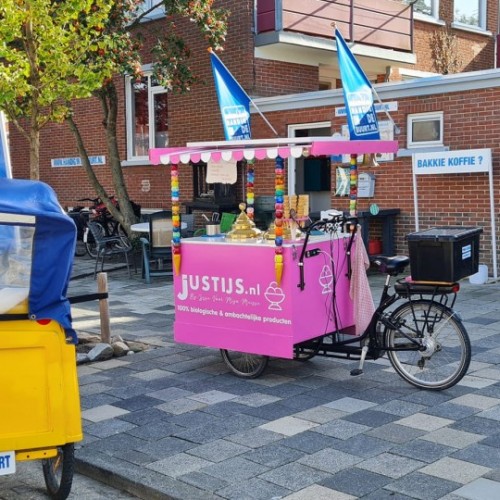 Onbeperkt hoorntjes ijs uitdelen